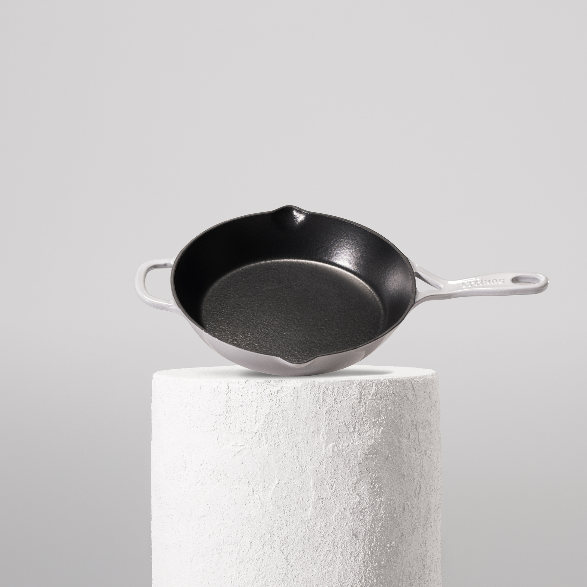 Vysoce kvalitní pánev z litiny se smaltovaným povrchem, velikost 26 cm. Vhodná pro každodenní vaření, perfektní rozvod tepla. Barva: šedá.