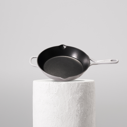 Vysoce kvalitní pánev z litiny se smaltovaným povrchem, velikost 26 cm. Vhodná pro každodenní vaření, perfektní rozvod tepla. Barva: šedá.