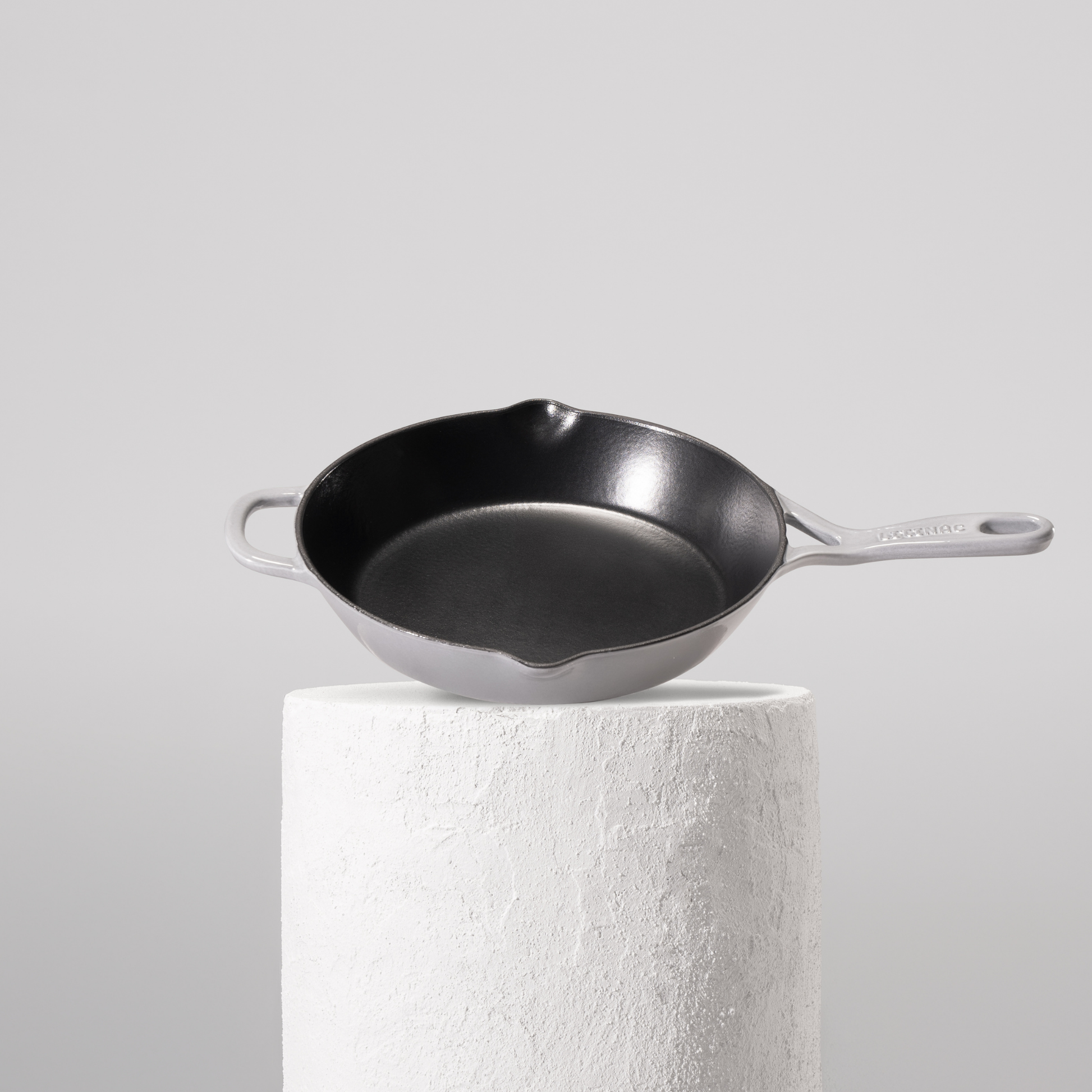 Vysoce kvalitní pánev z litiny se smaltovaným povrchem, velikost 28 cm. Vhodná pro každodenní vaření, perfektní rozvod tepla. Barva: šedá.